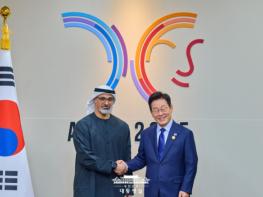 이재명 대통령, APEC 정상회의 UAE 왕세자 면담  기사 이미지